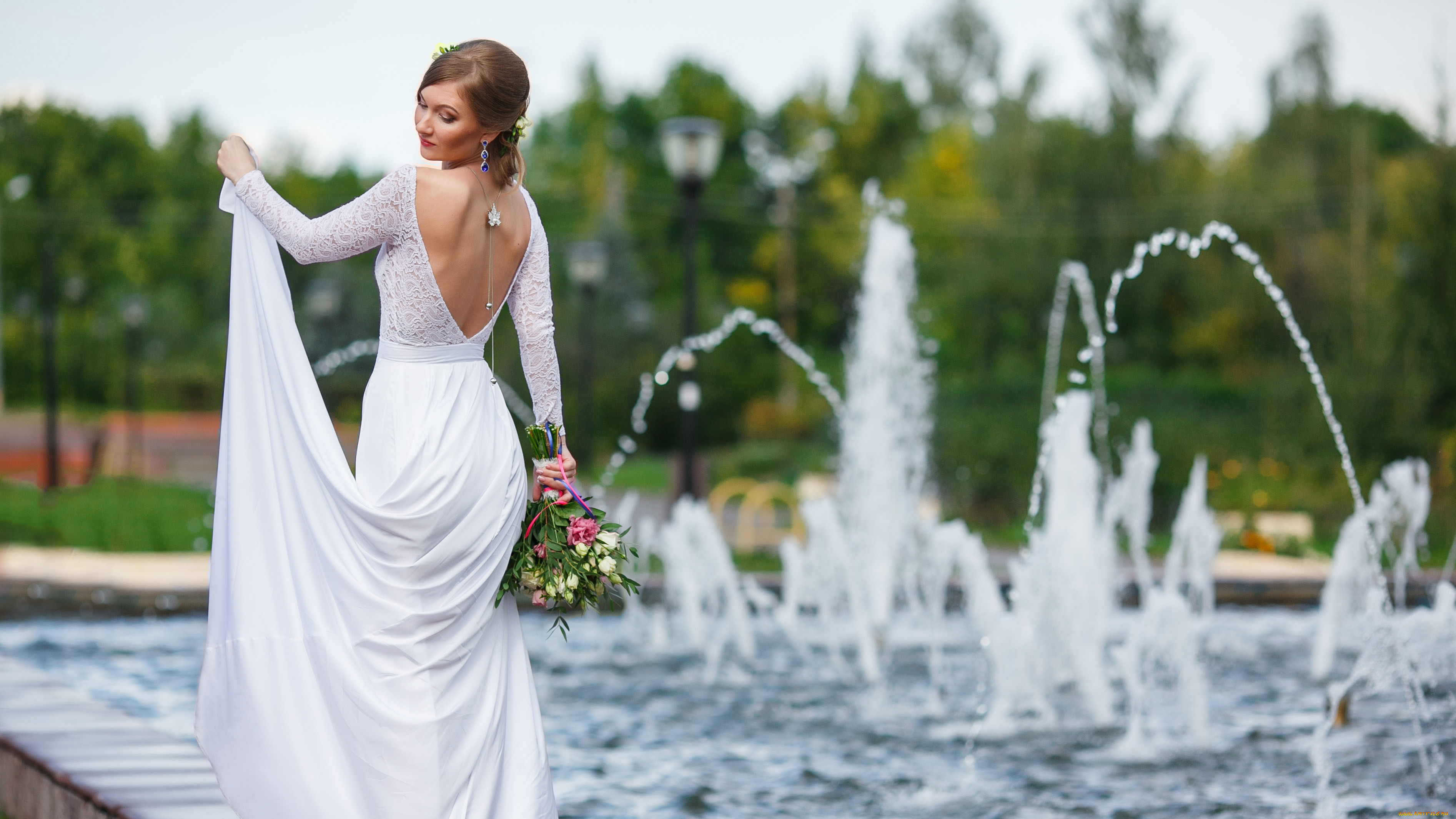 Свадебная фотосессия у фонтана